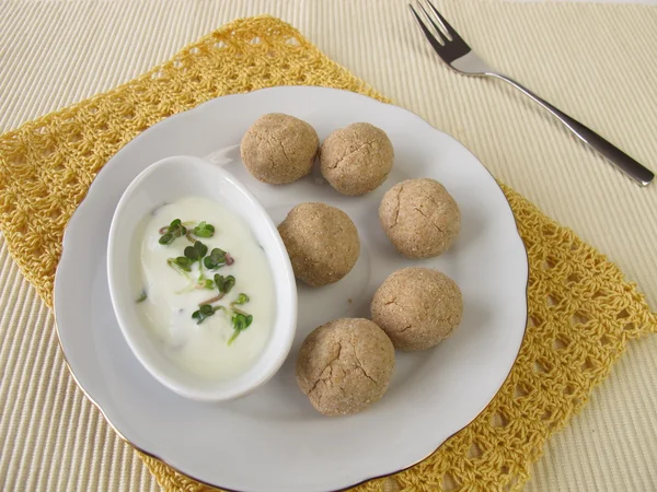 Tsampa ballen met yoghurt en radijs spruiten — Stockfoto