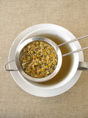 Papatya çiçekleri çay çay süzgeci