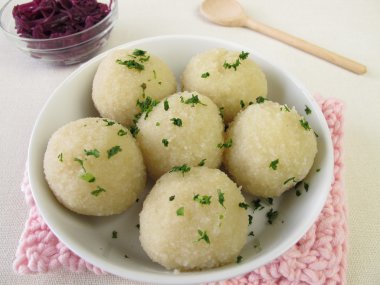 Kırmızı lahana ile patates köfte