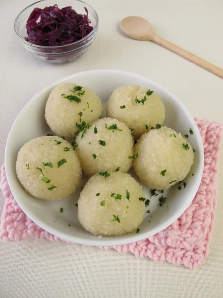 Aardappel dumplings met rode kool — Stockfoto