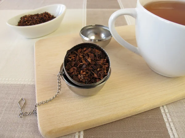 Bola infusora de té y té de abeja Fotos de stock libres de derechos