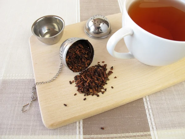 Honeybushtea och te infuser ball — Stockfoto