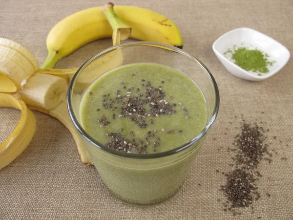 Matcha schudden met bananen en chia zaden — Stockfoto