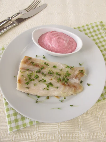 Perch fillet with beetroot and horseradish sauce — Stock Photo, Image