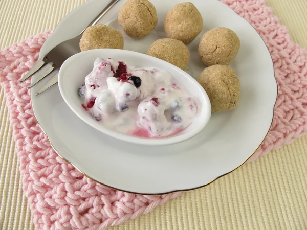 Bolas de Tsampa com iogurte de frutas — Fotografia de Stock