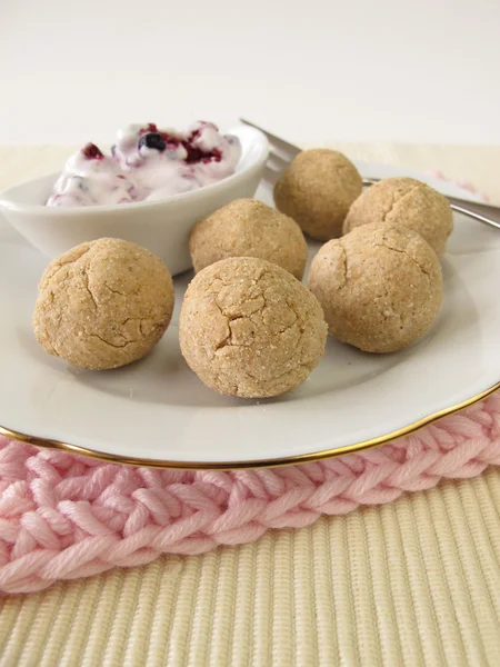 Tsampa-Bällchen mit Fruchtjoghurt — Stockfoto