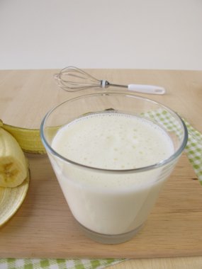 Bardak kefir muz ile