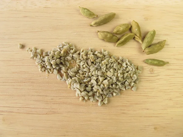 Grubo zmielone zielonych ziaren kawy i kardamon — Zdjęcie stockowe