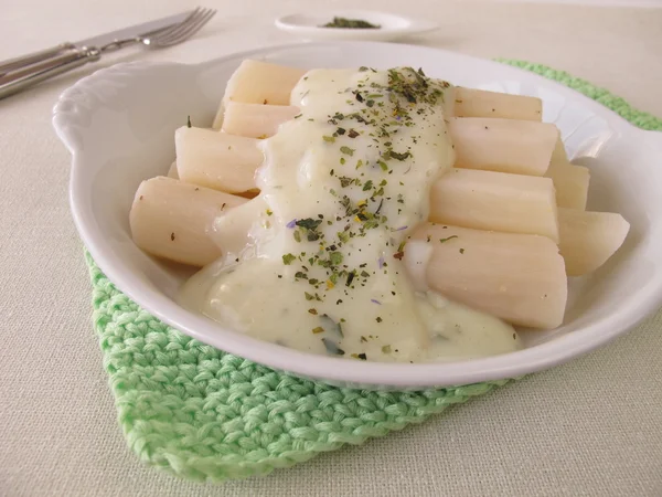 Preto salsify raízes com molho bechamel — Fotografia de Stock