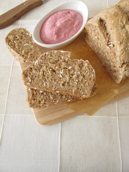 Bütün tahıl ekmeği sebze yayılan kırmızı pancar ve horseradish ile — Stok fotoğraf
