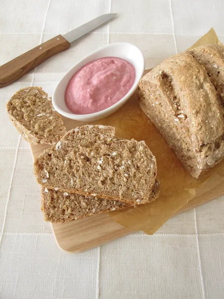 Целый зерновой хлеб со свеклой и хреном — стоковое фото