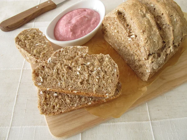 Целый зерновой хлеб со свеклой и хреном — стоковое фото