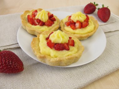 Çilek puding tartlets