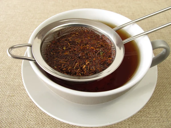 Thé Rooibos dans une passoire à thé — Photo