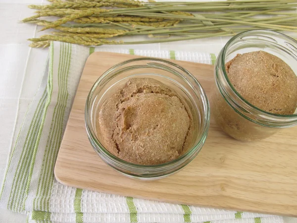 Pan de espelta horneado en frasco —  Fotos de Stock