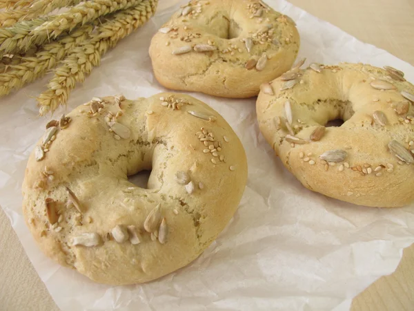 Bagels com gergelim e sementes de girassol — Fotografia de Stock