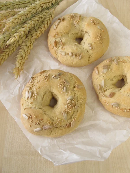 Bagels com gergelim e sementes de girassol — Fotografia de Stock