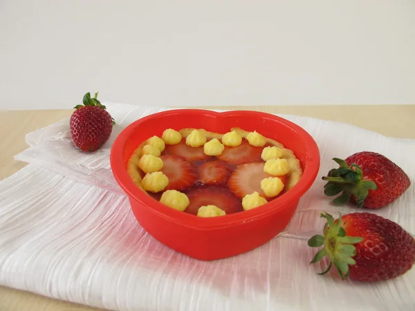Corazón de tartelet con fresas — Foto de Stock