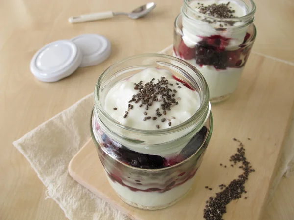 Небольшой десерт с натянутым йогуртом, ягодами и семенами чиа — стоковое фото