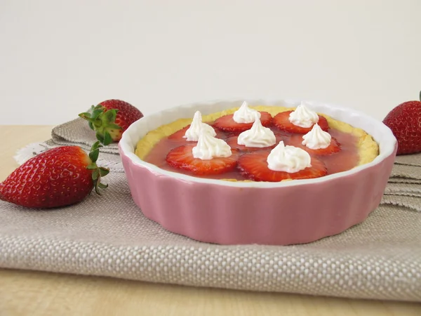 Tartaleta de fresa cubierta con glaseado de crema — Foto de Stock