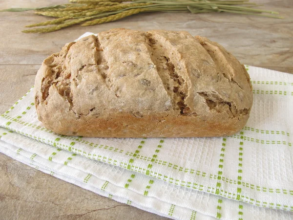 Hemlagad grön dinkel bröd — Stockfoto