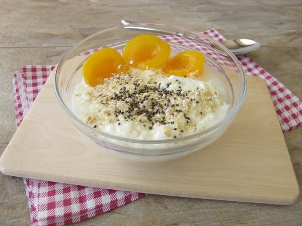 Gezuurde melk met abrikozen, granen en chia zaden — Stockfoto