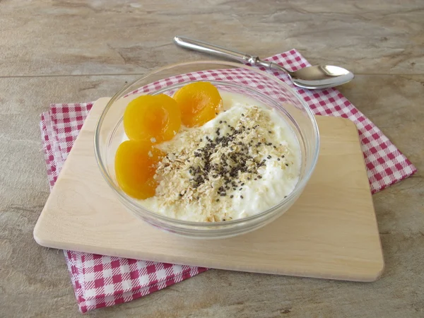 Gezuurde melk met abrikozen, granen en chia zaden — Stockfoto