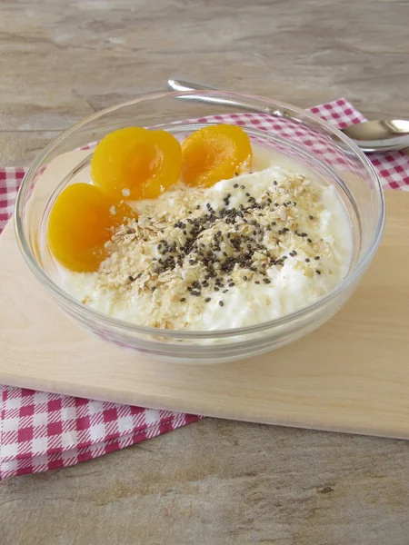 Gezuurde melk met abrikozen, granen en chia zaden — Stockfoto