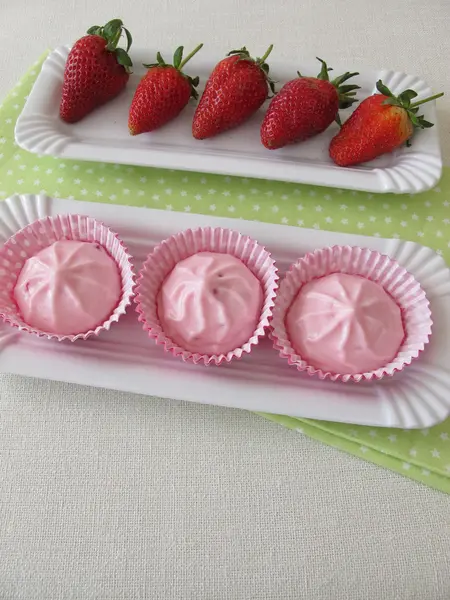 Dessert de yaourt aux fraises — Photo