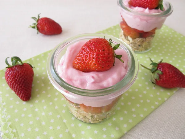 Trifle avec muesli, crème de yaourt et fraises — Photo