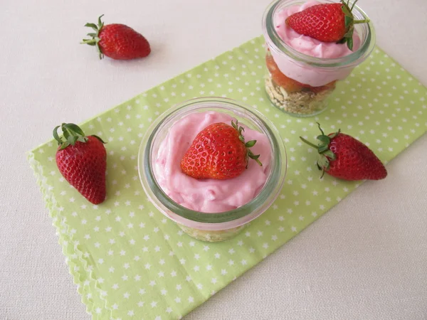 Kleinigkeiten mit Müsli, Joghurtcreme und Erdbeeren — Stockfoto