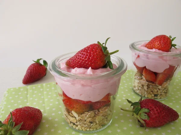 Trifle avec muesli, crème de yaourt et fraises — Photo