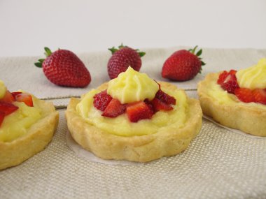 Puding tartlets çilek ile