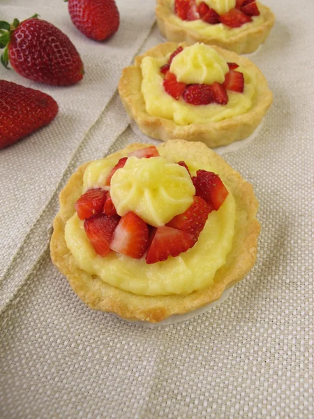 Tartaletas de pudín con fresas — Foto de Stock