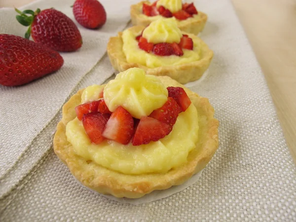 Tartaletas de pudín con fresas — Foto de Stock