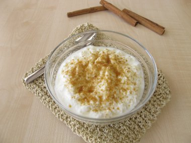 Asitlendirilmiş süt tarçın ve şeker ile