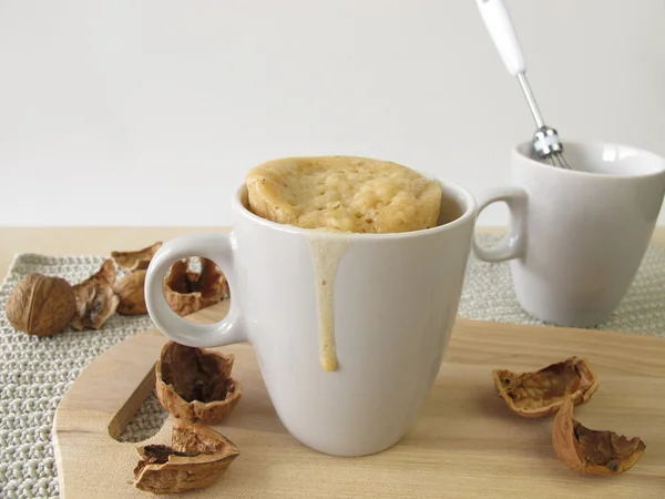 Tarta de taza con nueces de microondas — Foto de Stock