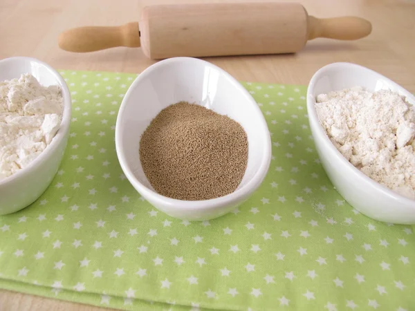 Flour and dry baker's yeast — Stock Photo, Image