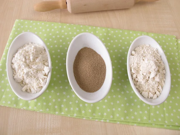 Flour and dry baker's yeast — Stock Photo, Image