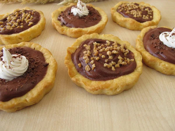 Chocolate tartlets and almond tartlets — Stock Photo, Image