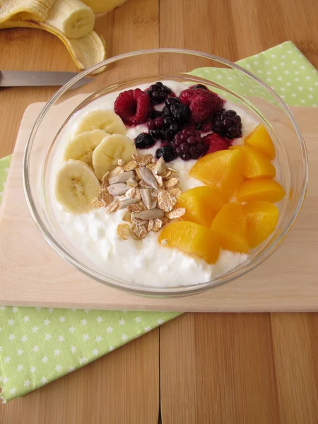 Gezuurde melk met fruit, granen en chia zaden — Stockfoto