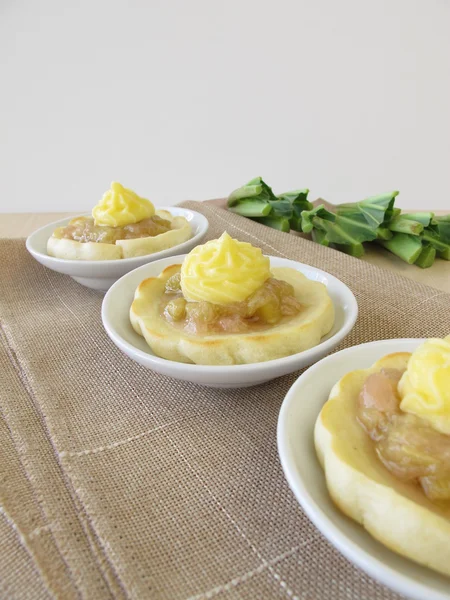 Ofengebackene Pfannkuchen mit Rhabarber und Vanillepudding — Stockfoto