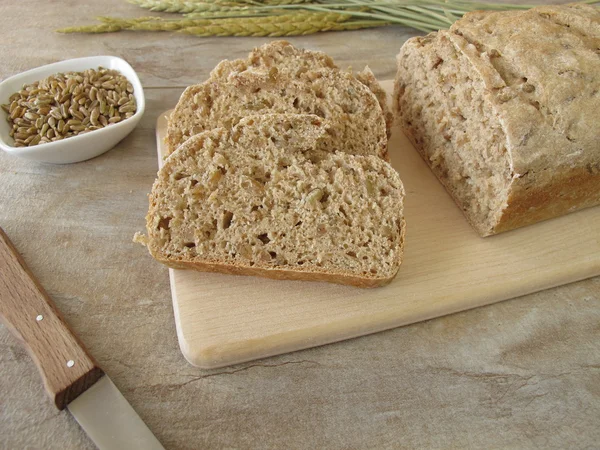 Plátky chleba zelené špalda — Stock fotografie