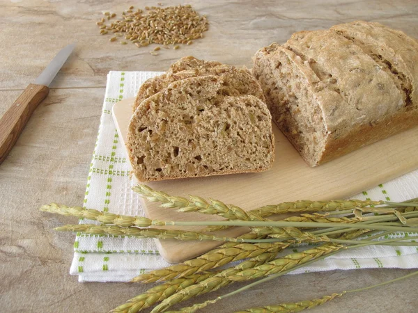 Slices of green spelt bread — Stock Photo, Image