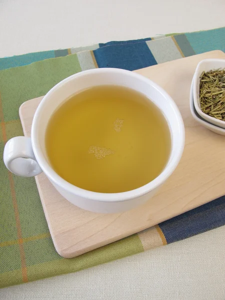 Tazza di tè verde kukicha — Foto Stock