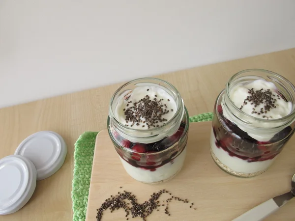 Yogurt dengan buah beri dan chia topping — Stok Foto