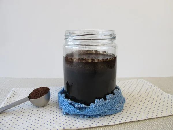 Preparazione di caffè freddo in vetro — Foto Stock