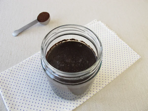 Maken van koude-gebrouwen koffie in glas — Stockfoto