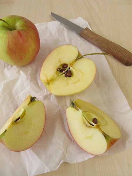 Apple halves with brown coloring — Stock Photo, Image