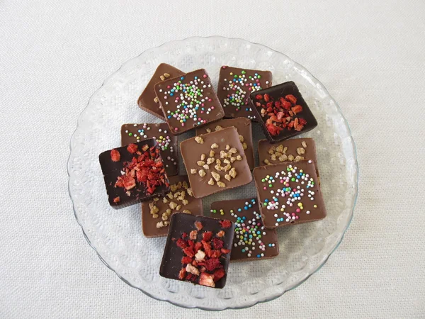 Varias barras de chocolate caseras en plato de vidrio — Foto de Stock